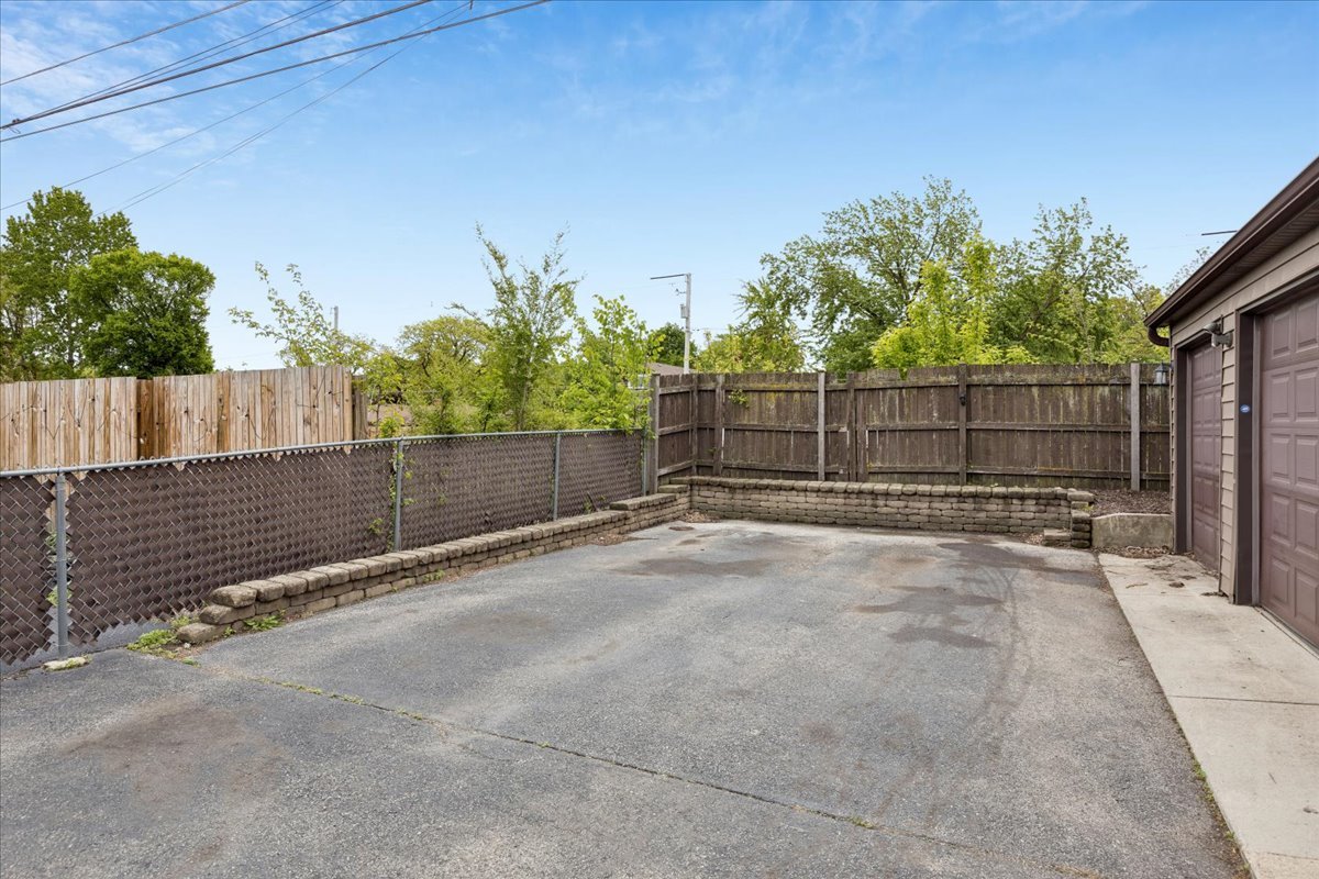 255 East Burlington Street, Unit 1 Riverside, IL 60546 - Photo 3 of 17 a view of backyard with green space