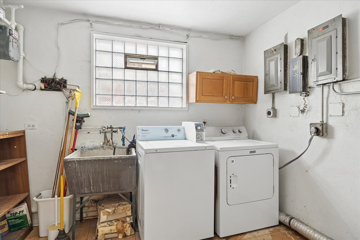 255 East Burlington Street, Unit 1 Riverside, IL 60546 - Photo 5 of 17 a utility room with dryer and washer