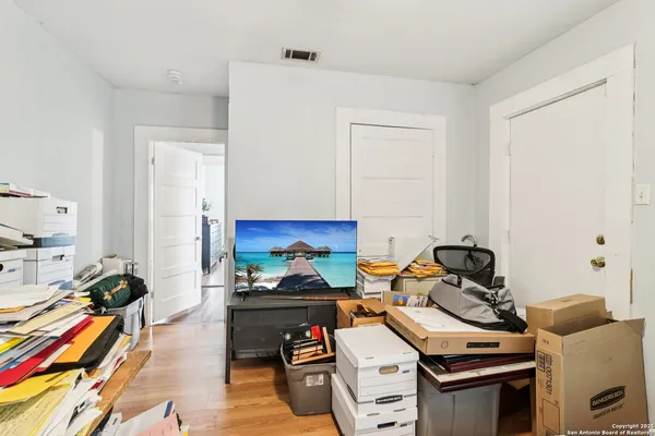 $1,500 | 107 West Gilbert, Falls City, TX 78113