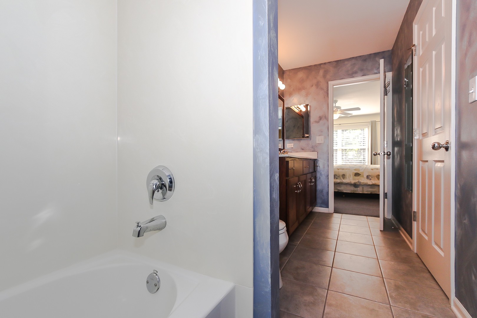 617 West Ruhl Road Palatine, IL 60074 - Photo 29 of 47 a en suite bathroom with a tub shower and mirror