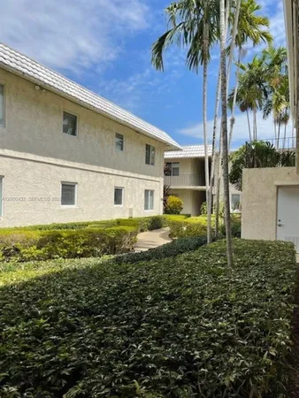 $2,000 | 8601 Southwest 68th Court, Unit 4, Pinecrest, FL 33156