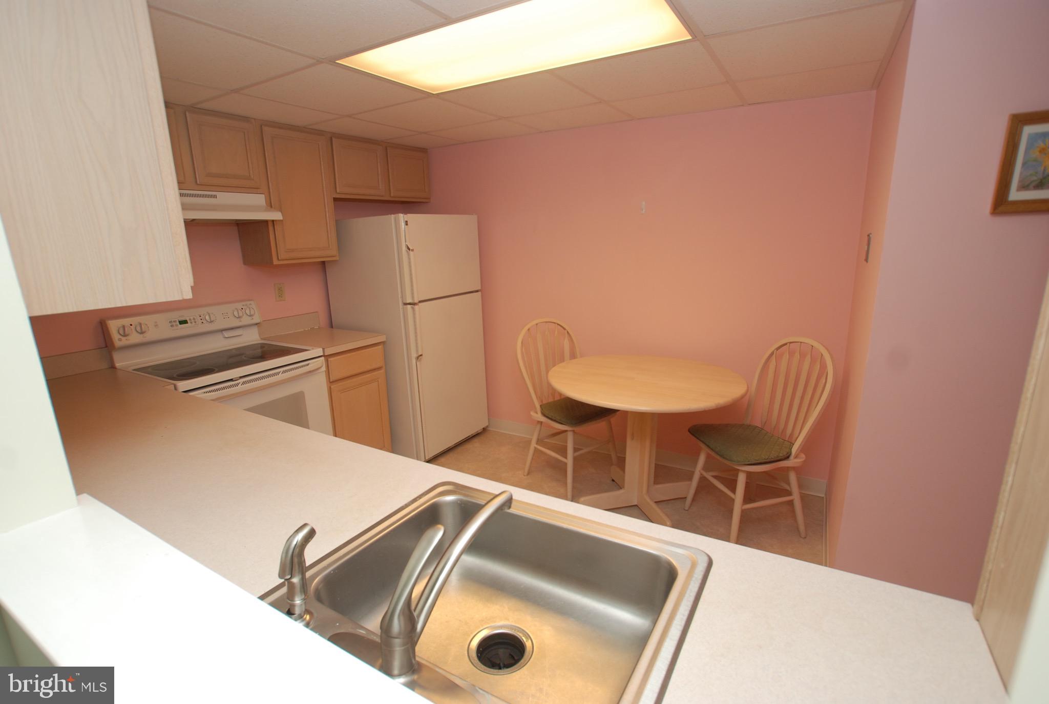 6102 Centennial Station Warminster, PA 18974 - Photo 7 of 36 Kitchen pass-through