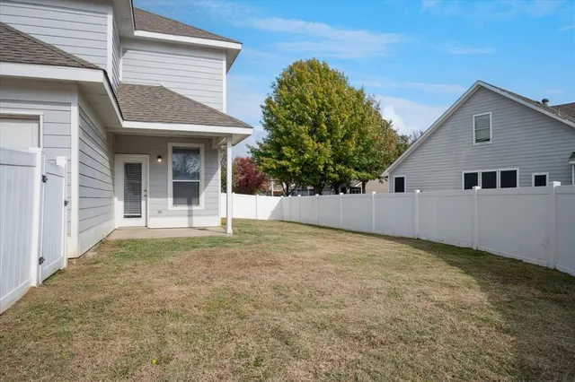 a view of an house with backyard and garden