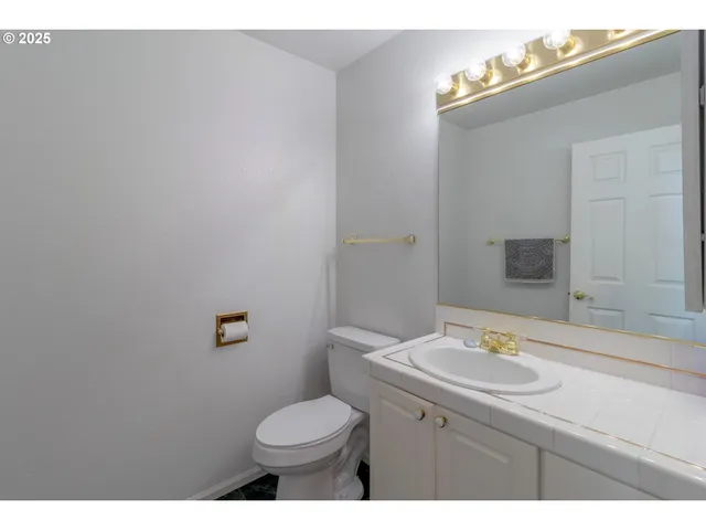 $685,000 | 416 Elmar Drive, Winchester, OR 97495