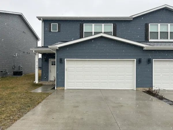 $2,300 | 1420 8th Street, Unit 1, Harvard, IL 60033