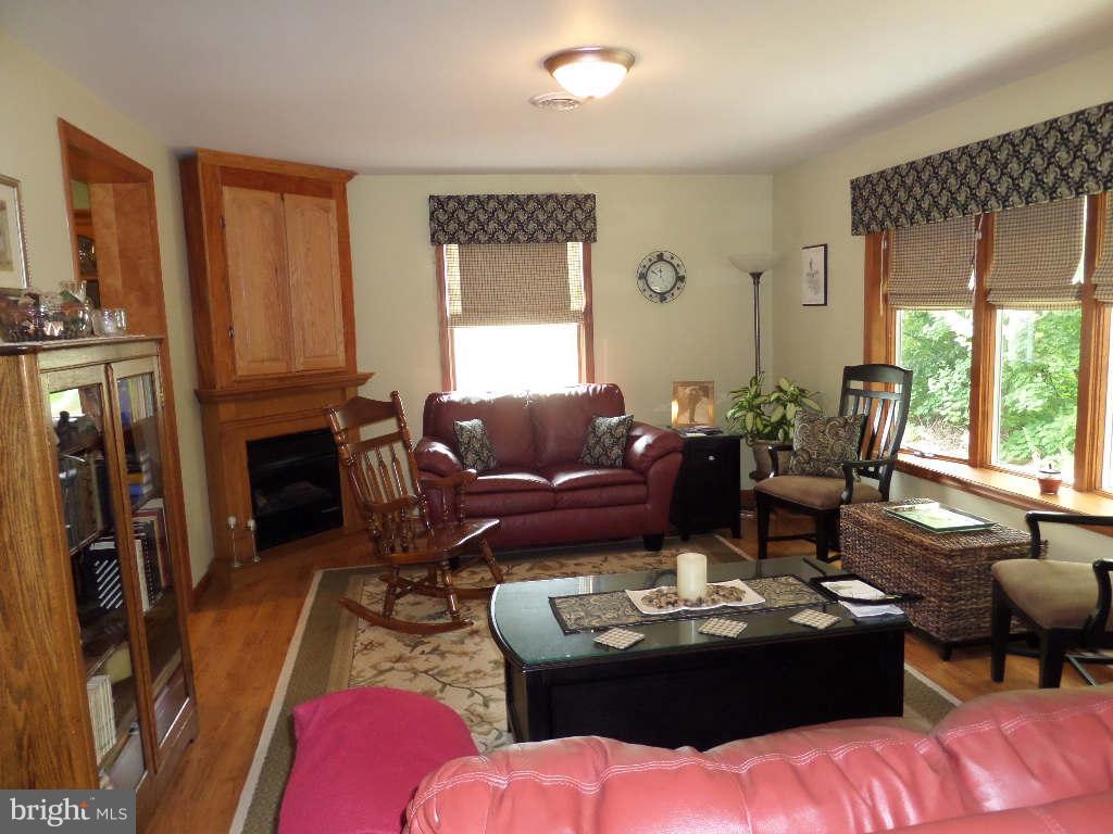 24 Ripple Way Falling Waters, WV 25419 - Photo 5 of 30 Living Room