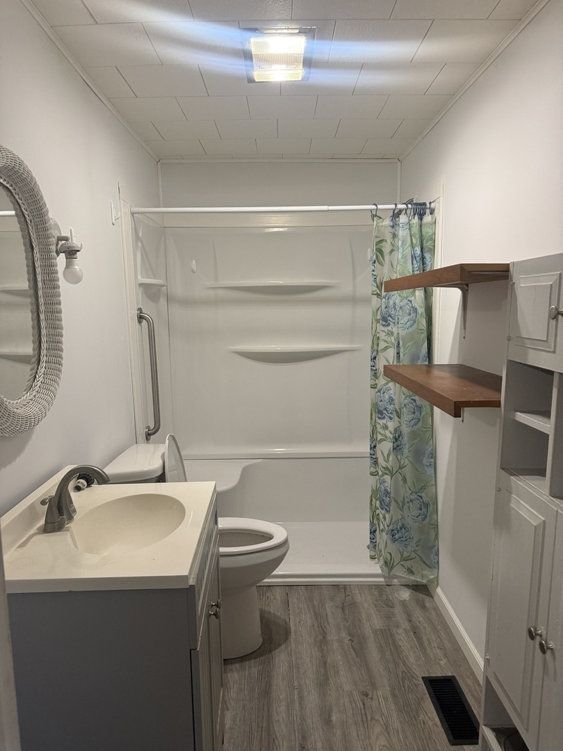 312 East 11th Street Georgetown, IL 61846 - Photo 10 of 25 a bathroom with a sink toilet and shower