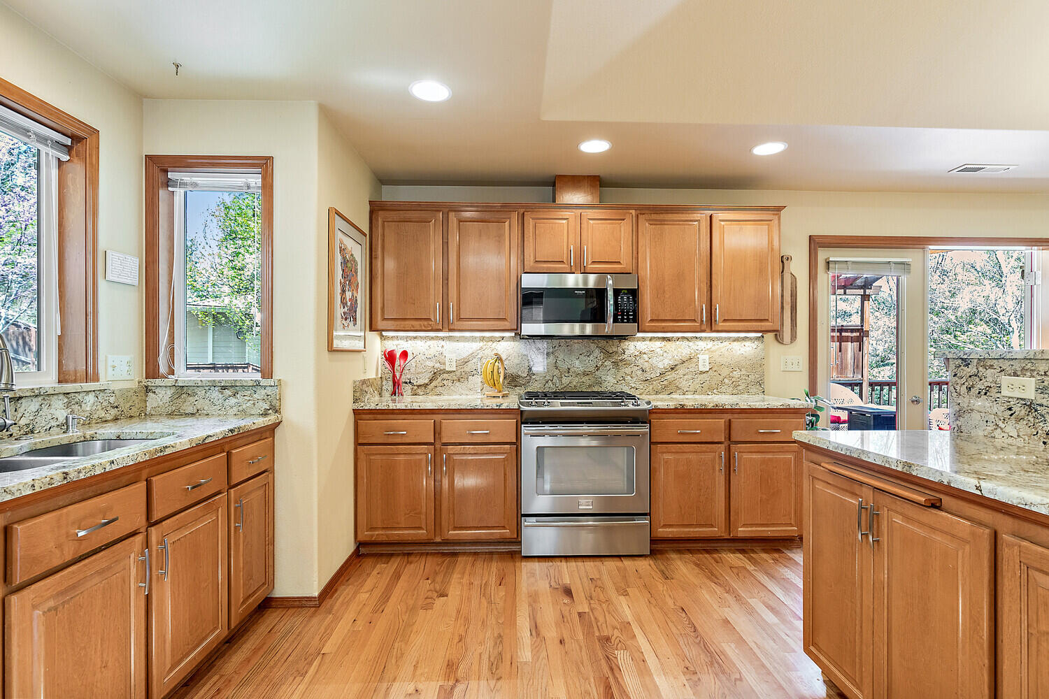 804 Roca Street Ashland, OR 97520 - Photo 10 of 43 New Stainless Appliances