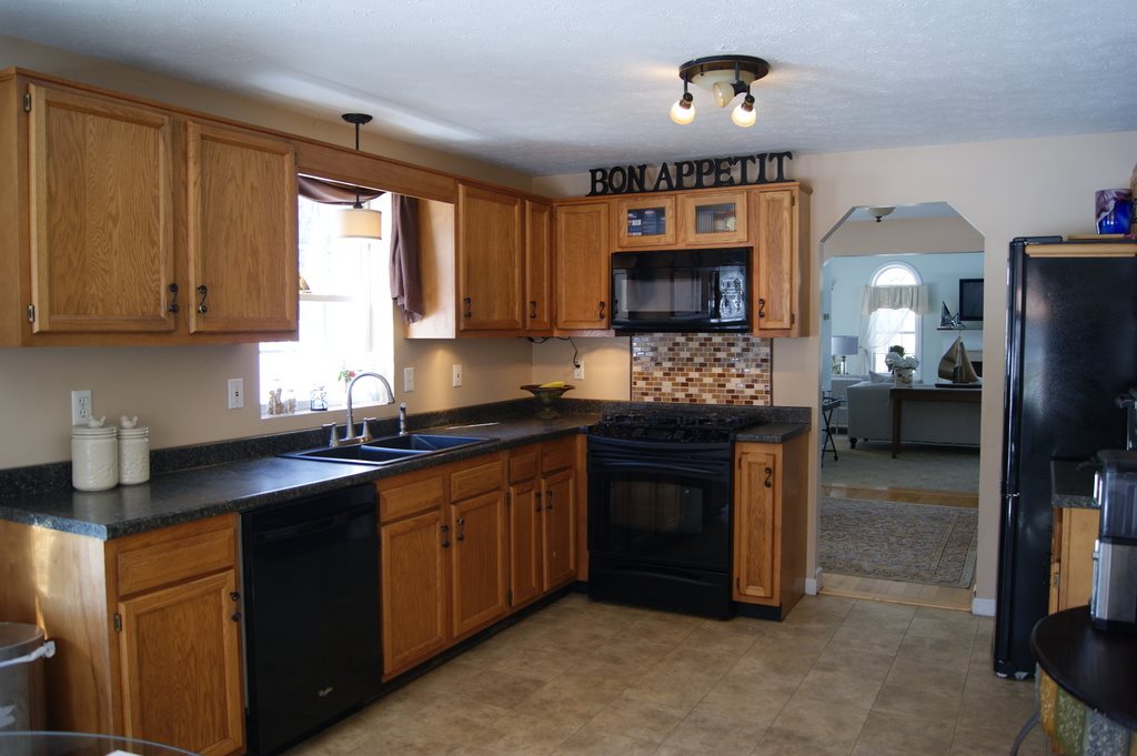 106 Olesen Road Derry, NH 03038 - Photo 6 of 24