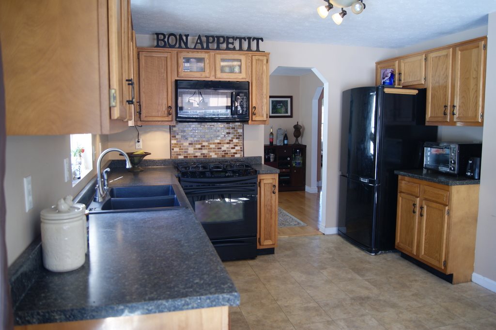 106 Olesen Road Derry, NH 03038 - Photo 8 of 24