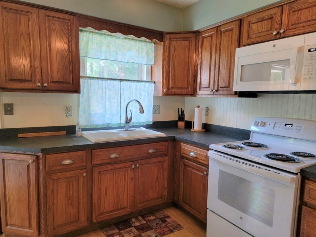 382 Rondeau Street Palmer, MA 01069 - Photo 3 of 17