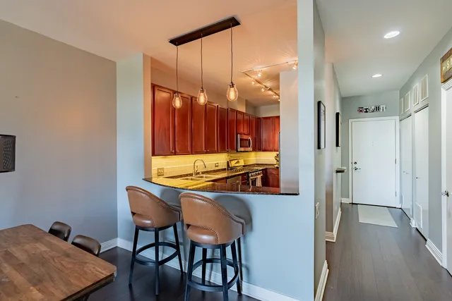 $385,000 | 950 West Huron Street, Unit 302, Chicago, IL 60642