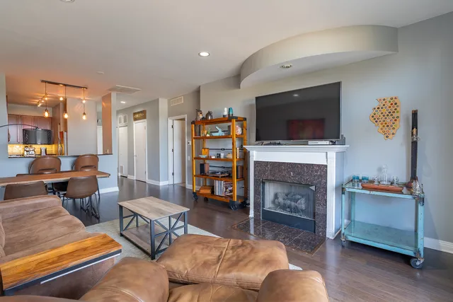 $385,000 | 950 West Huron Street, Unit 302, Chicago, IL 60642