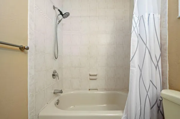 $3,400 | 2229 Nova Village Drive, Davie, FL 33317
