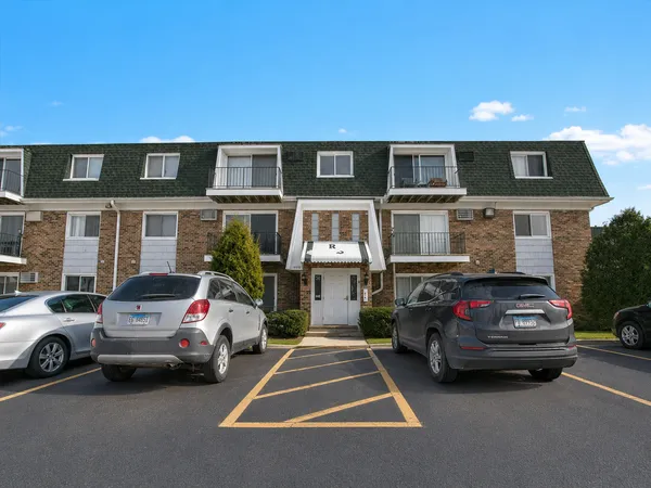 $165,000 | 10310 Ridgeland Avenue, Unit 208, Chicago Ridge, IL 60415