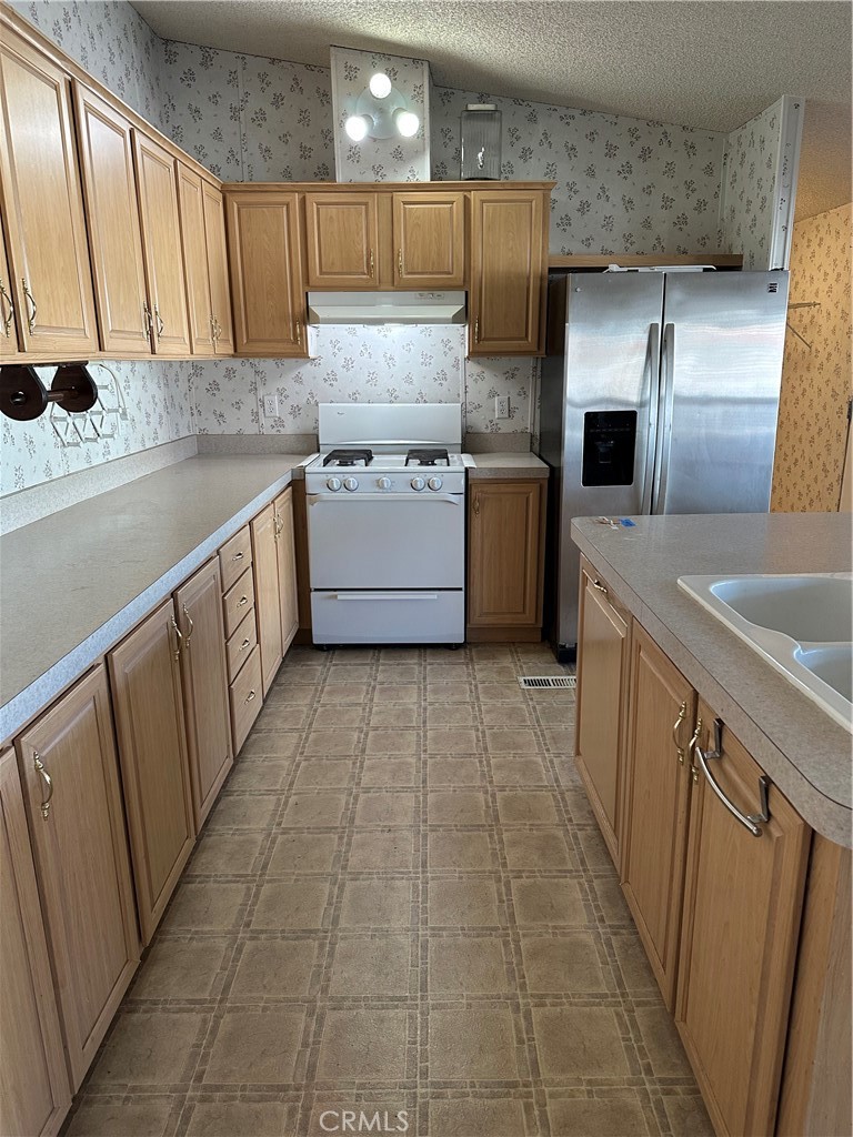 20843 Waalew Road, Unit C83 Apple Valley, CA 92307 - Photo 9 of 24