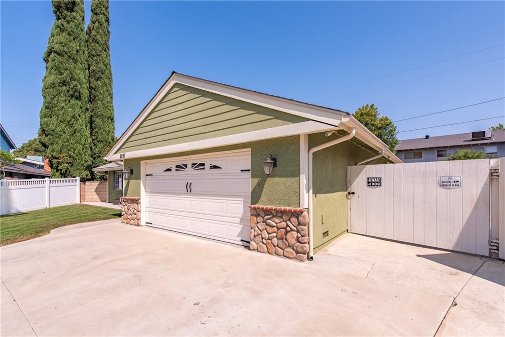 2297 Copley Street Simi Valley, CA 93063 - Photo 3 of 37