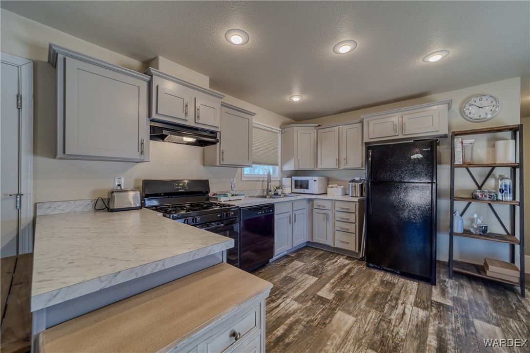 10747 South Paradise Trails Road Yucca, AZ 86438 - Photo 5 of 34 Kitchen