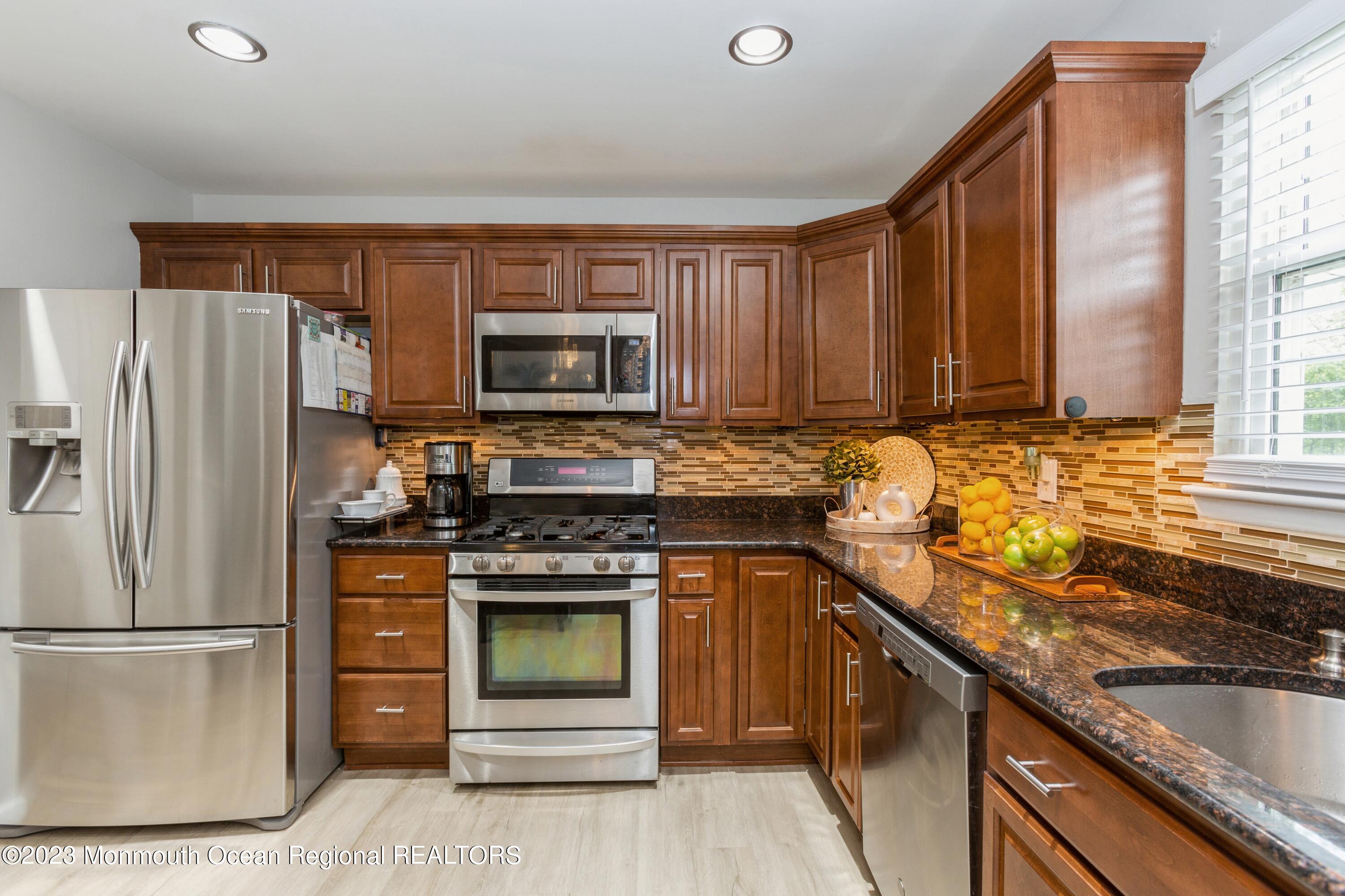 60 County Road, Unit G035 Cliffwood, NJ 07721 - Photo 9 of 25 09_60CountyRoadUnitG035_2021_HiRes