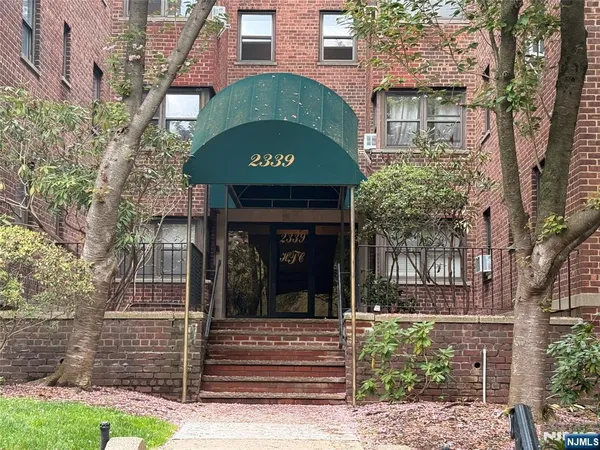 $1,740 | 2339 Hudson Terrace, Unit D9, Fort Lee, NJ 07024