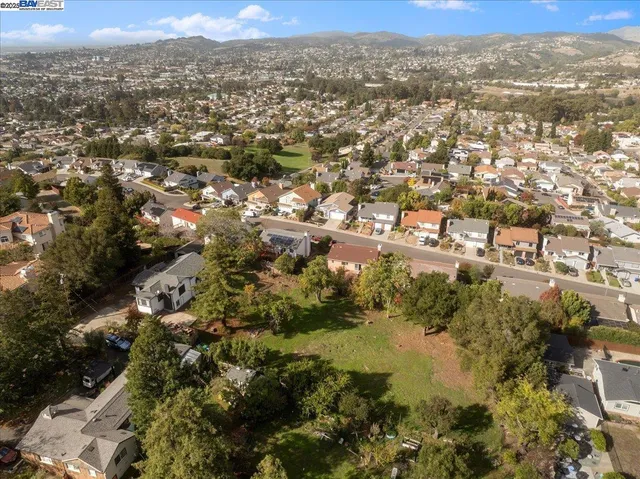 an aerial view of residential house and lake view