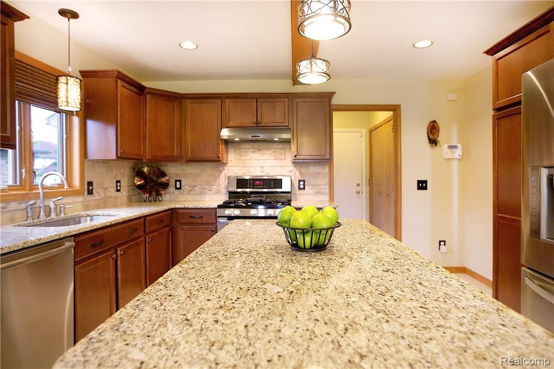 1662 Farnborough Drive Rochester, MI 48307 - Photo 26 of 52 1662farnborough16.jpg