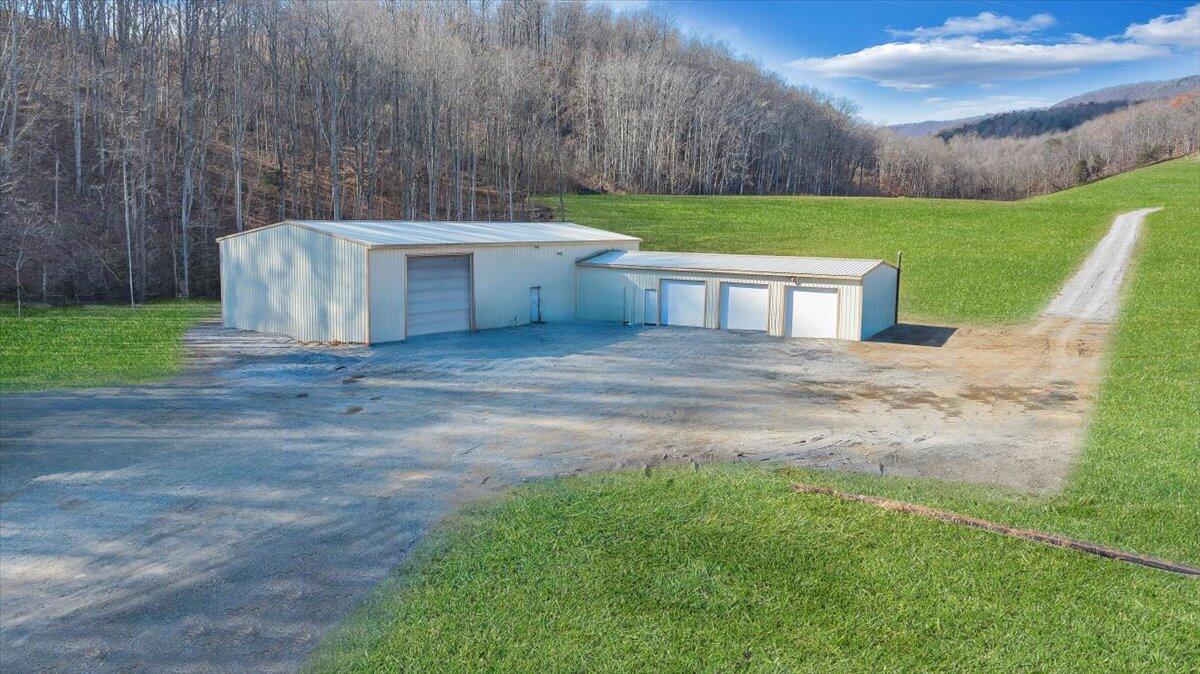 5841 Twine Hollow Road Salem, VA 24153 - Photo 5 of 22 45-45-DJI_20241203112851_0016_D_MIB