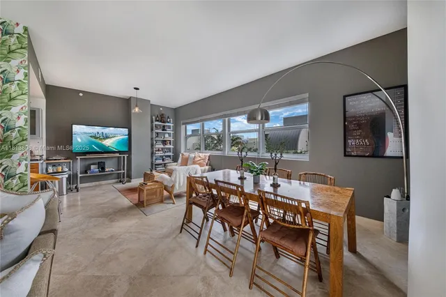 a view of a livingroom with furniture window and outside view