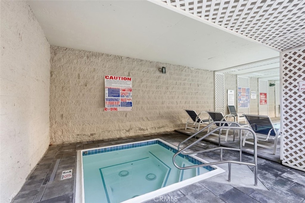 11645 Montana Avenue, Unit 321 Los Angeles, CA 90049 - Photo 35 of 41 a room with gym equipment