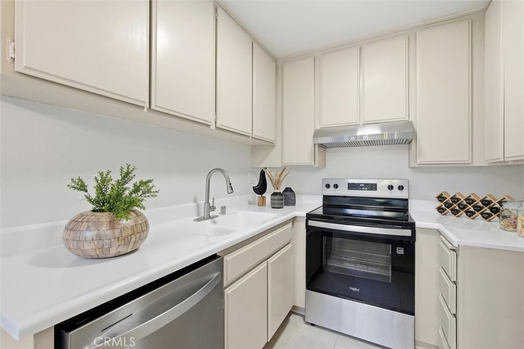 11645 Montana Avenue, Unit 321 Los Angeles, CA 90049 - Photo 6 of 41 a kitchen with appliances a sink and cabinets