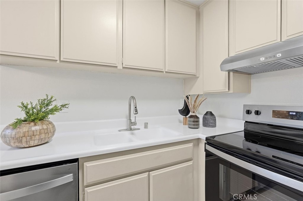 11645 Montana Avenue, Unit 321 Los Angeles, CA 90049 - Photo 8 of 41 a kitchen with appliances cabinets and a counter top