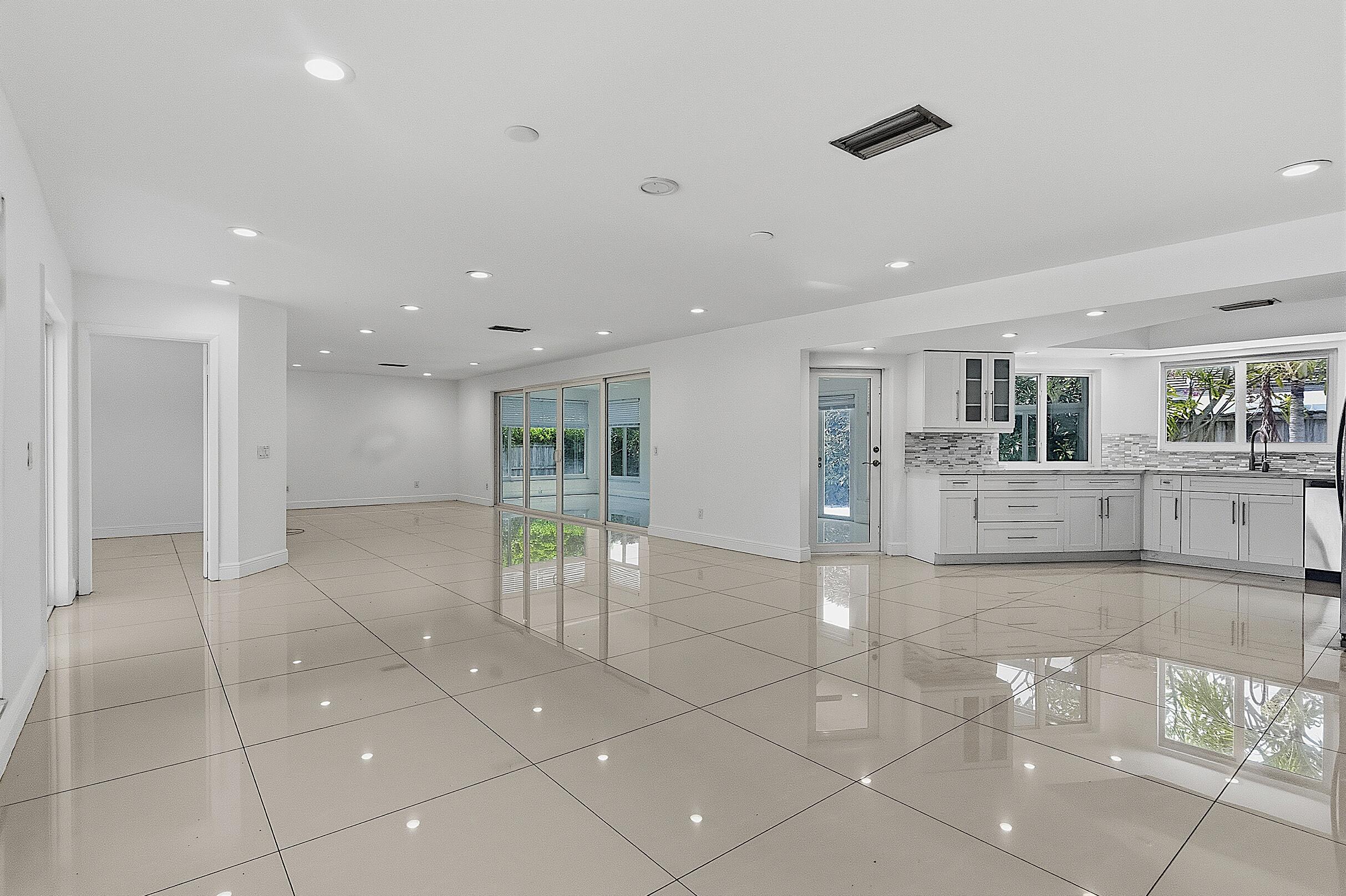 2910 Northeast 40th Court Lighthouse Point, FL 33064 - Photo 9 of 49 2910 NE 40th Ct - - 008