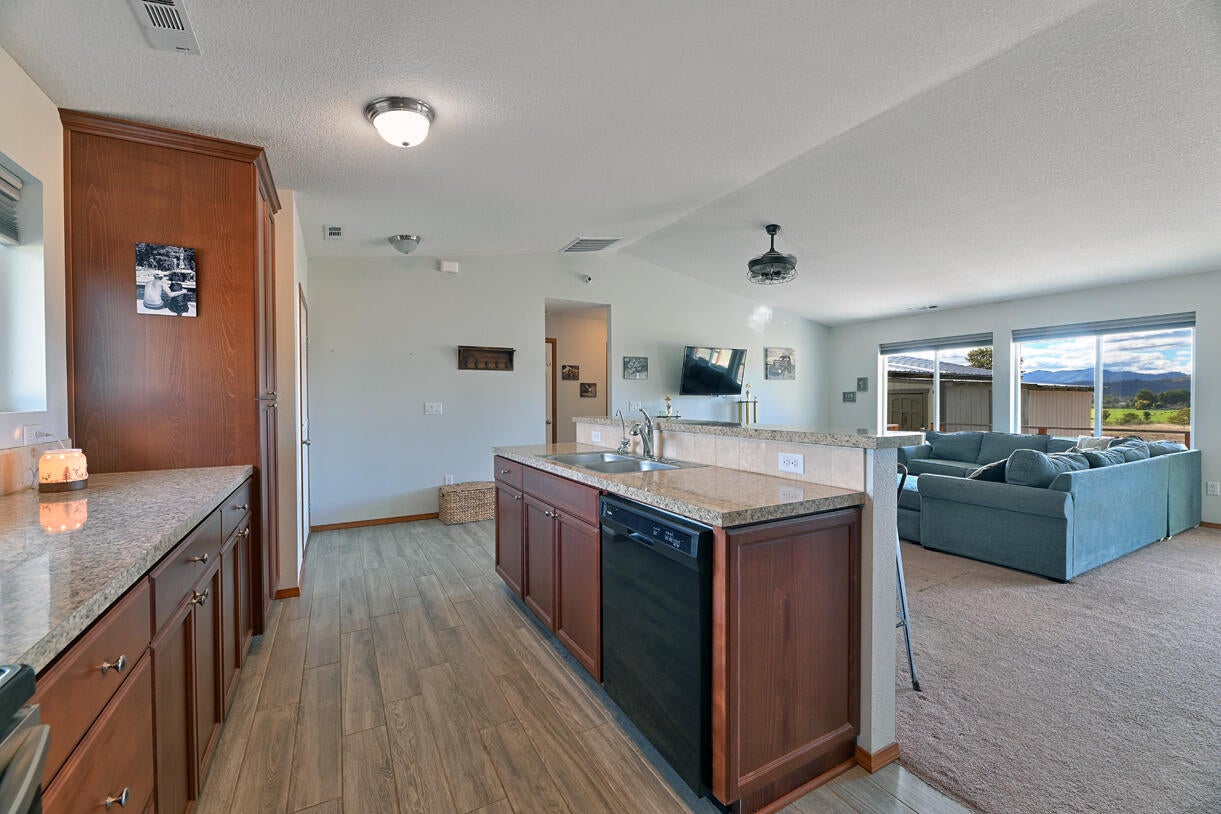 7521 High Banks Road Central Point, OR 97502 - Photo 11 of 28 DSC_1340