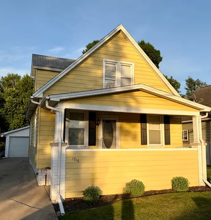 $159,000 | 1210 South Oak Street, Bloomington, IL 61701