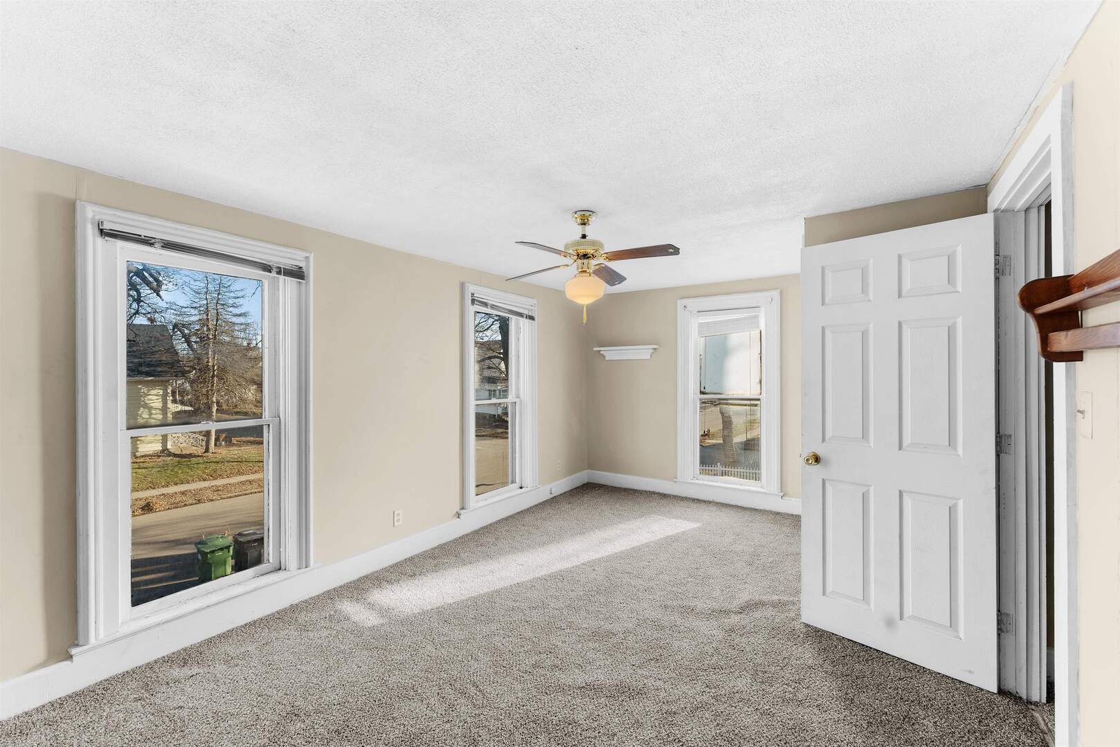 2202 Pershing Boulevard Clinton, IA 52732 - Photo 20 of 32 an empty room with windows and closet
