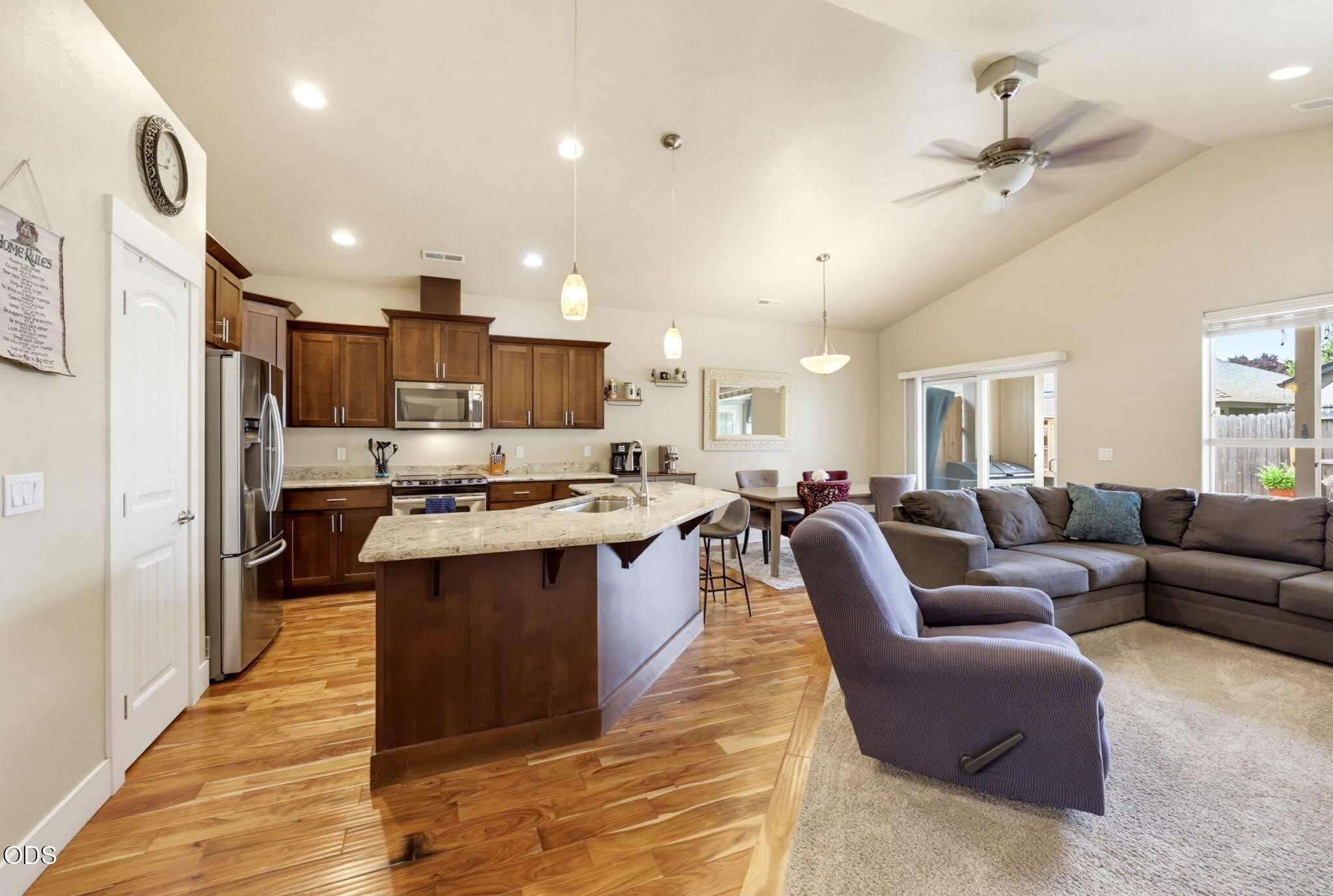 1051 Compton Way Medford, OR 97501 - Photo 8 of 29