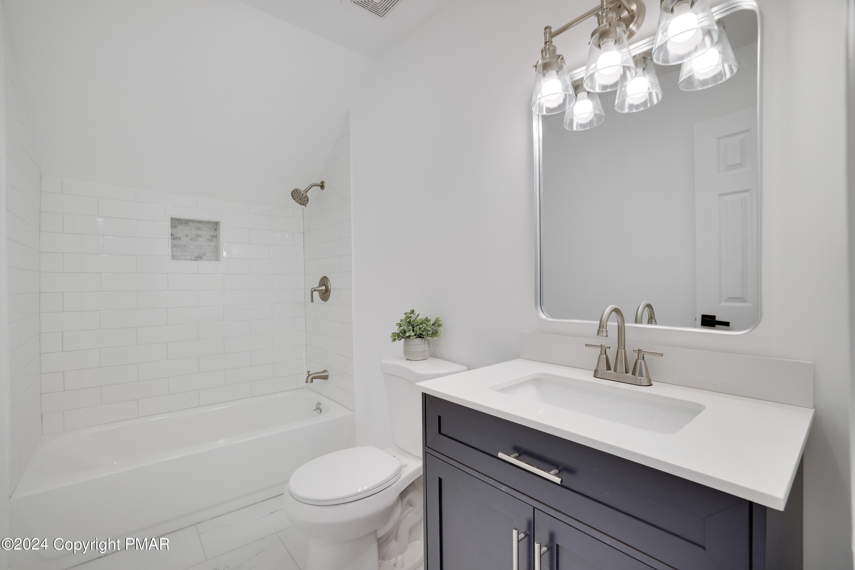 6339 Decker Road Bushkill, PA 18324 - Photo 18 of 58 13-Primary Bathroom (1)