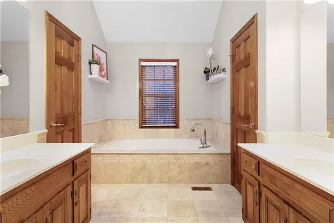 $525,000 | 12221 Farley, Overland Park, KS 66213