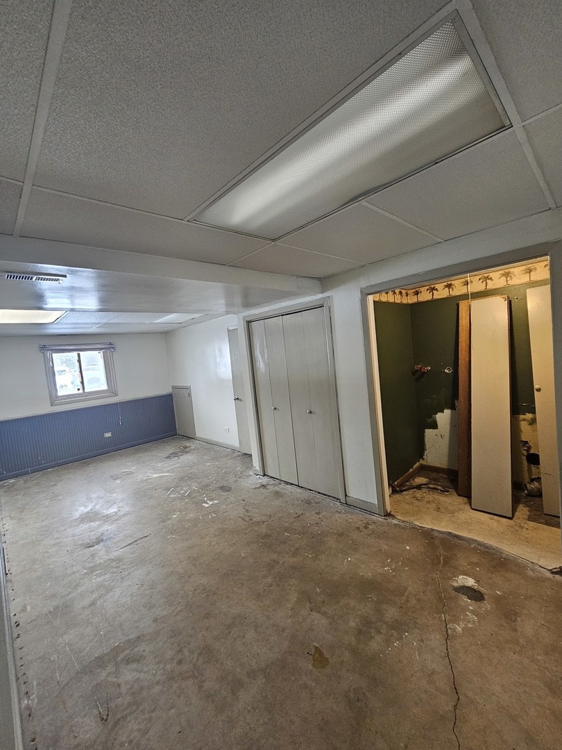 522 Manor Place Aurora, IL 60506 - Photo 11 of 16 a view of an empty room