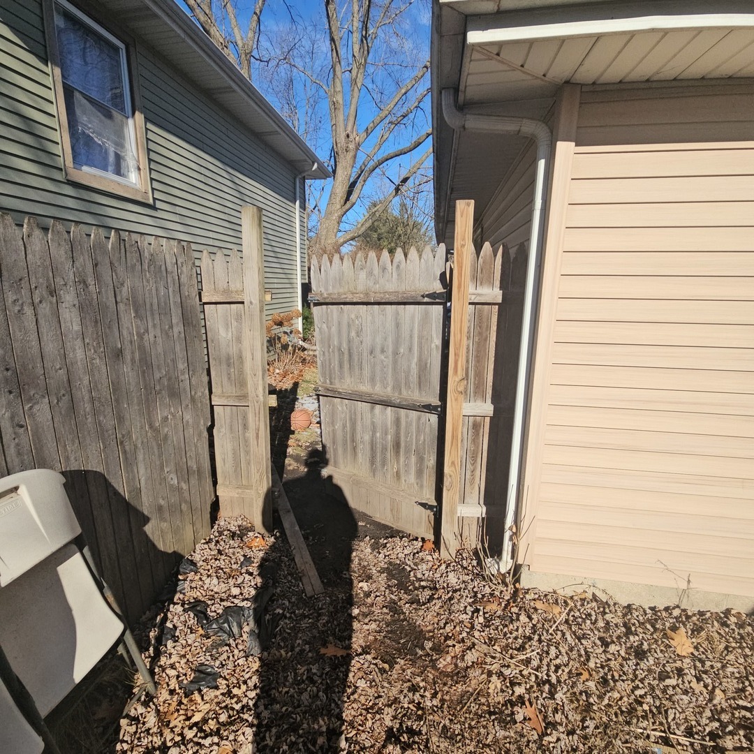 522 Manor Place Aurora, IL 60506 - Photo 13 of 16 a view of a pathway of a house