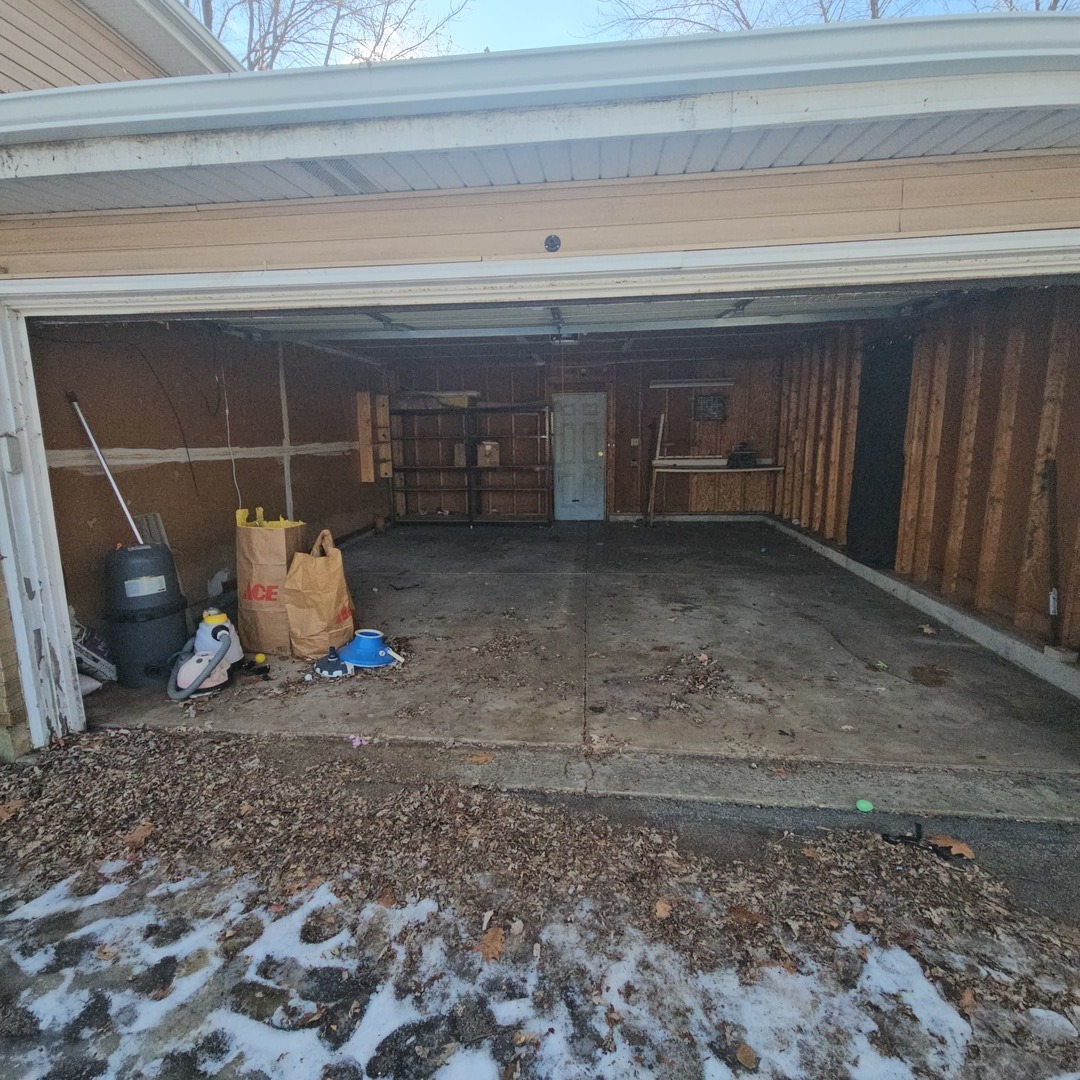 522 Manor Place Aurora, IL 60506 - Photo 14 of 16 a view of a garage