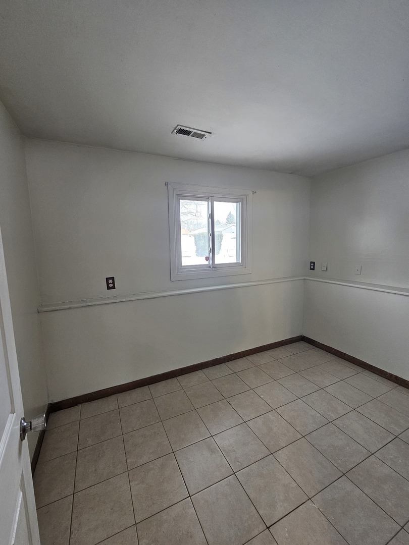 522 Manor Place Aurora, IL 60506 - Photo 8 of 16 an empty room with a empty space and window