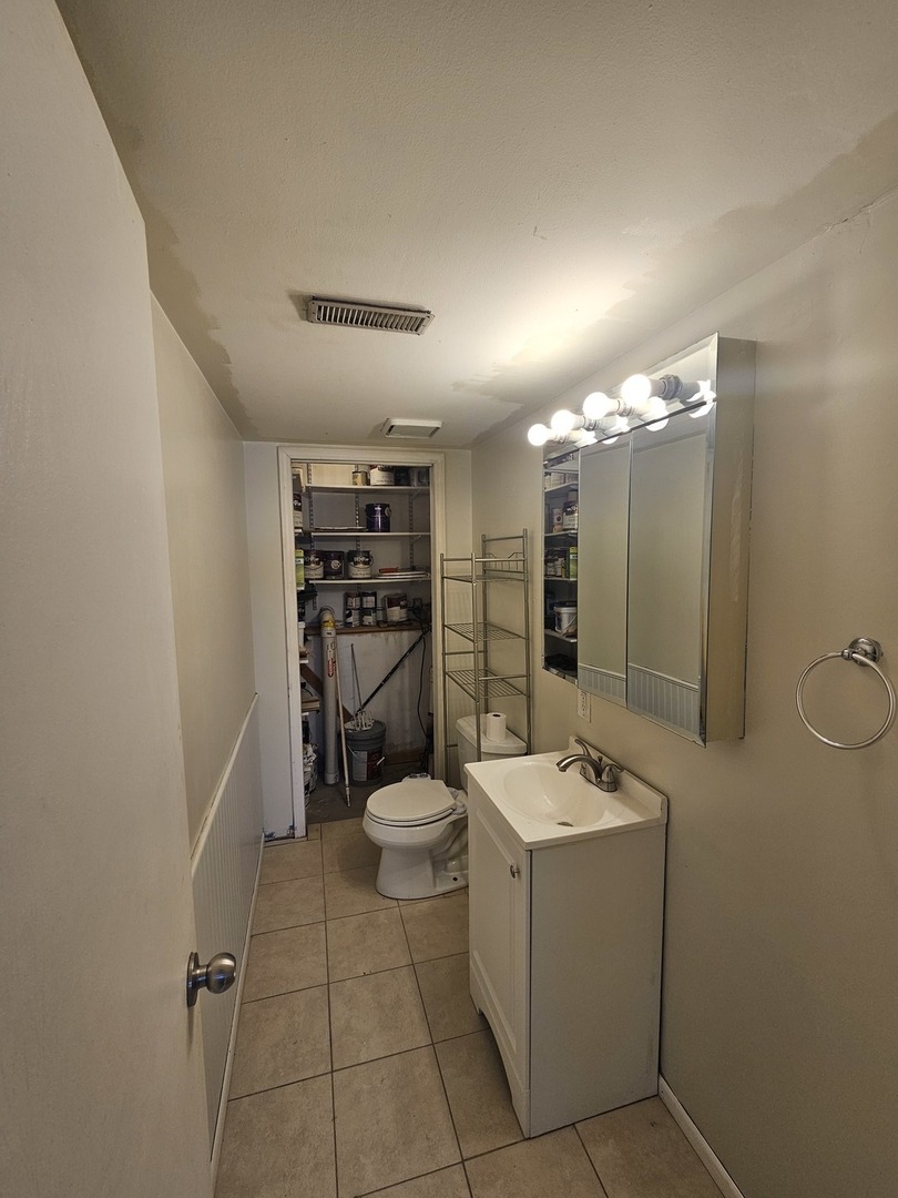 522 Manor Place Aurora, IL 60506 - Photo 9 of 16 a bathroom with a sink a toilet and shower