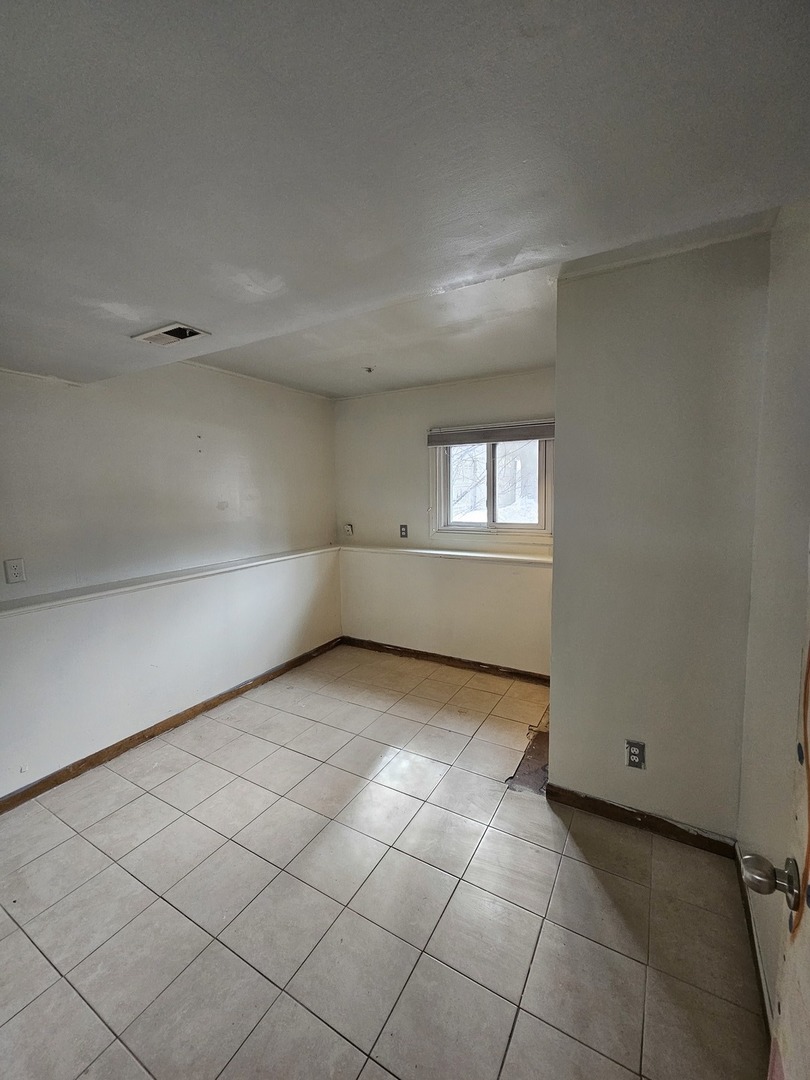 522 Manor Place Aurora, IL 60506 - Photo 10 of 16 an empty room with windows