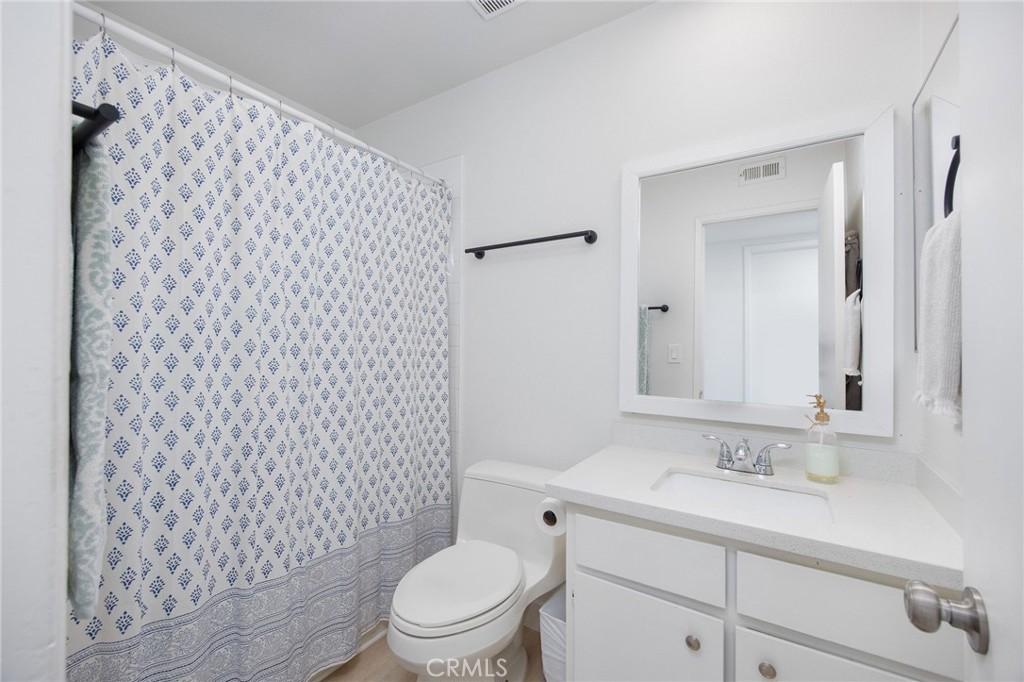 204 Springfield Avenue Huntington Beach, CA 92648 - Photo 17 of 40 Unit A - Bathroom 2
