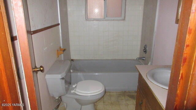 4112 Kroum Road Yakima, WA 98901 - Photo 12 of 15 a bathroom with a sink a toilet a tub and shower