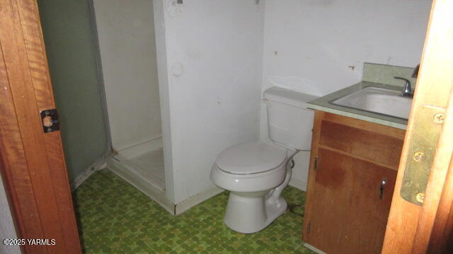 4112 Kroum Road Yakima, WA 98901 - Photo 14 of 15 a bathroom with a toilet and a sink