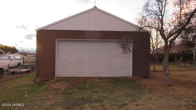 4112 Kroum Road Yakima, WA 98901 - Photo 5 of 15 a front view of a house with a yard