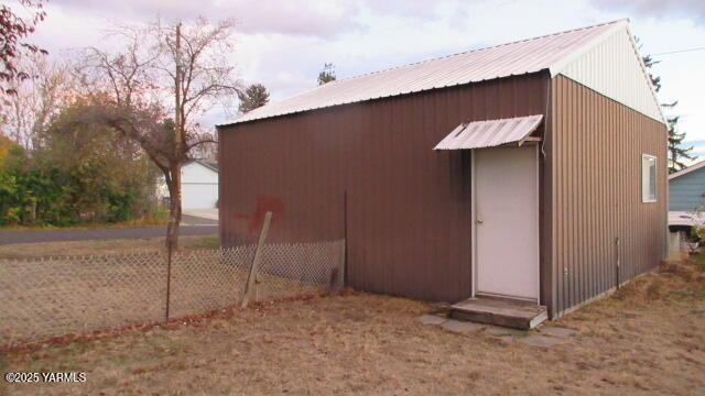 4112 Kroum Road Yakima, WA 98901 - Photo 6 of 15 a backyard of a house