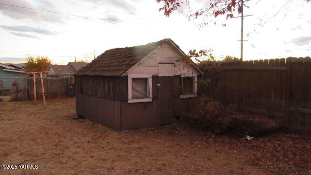 4112 Kroum Road Yakima, WA 98901 - Photo 8 of 15 a backyard of a house with lots of green space